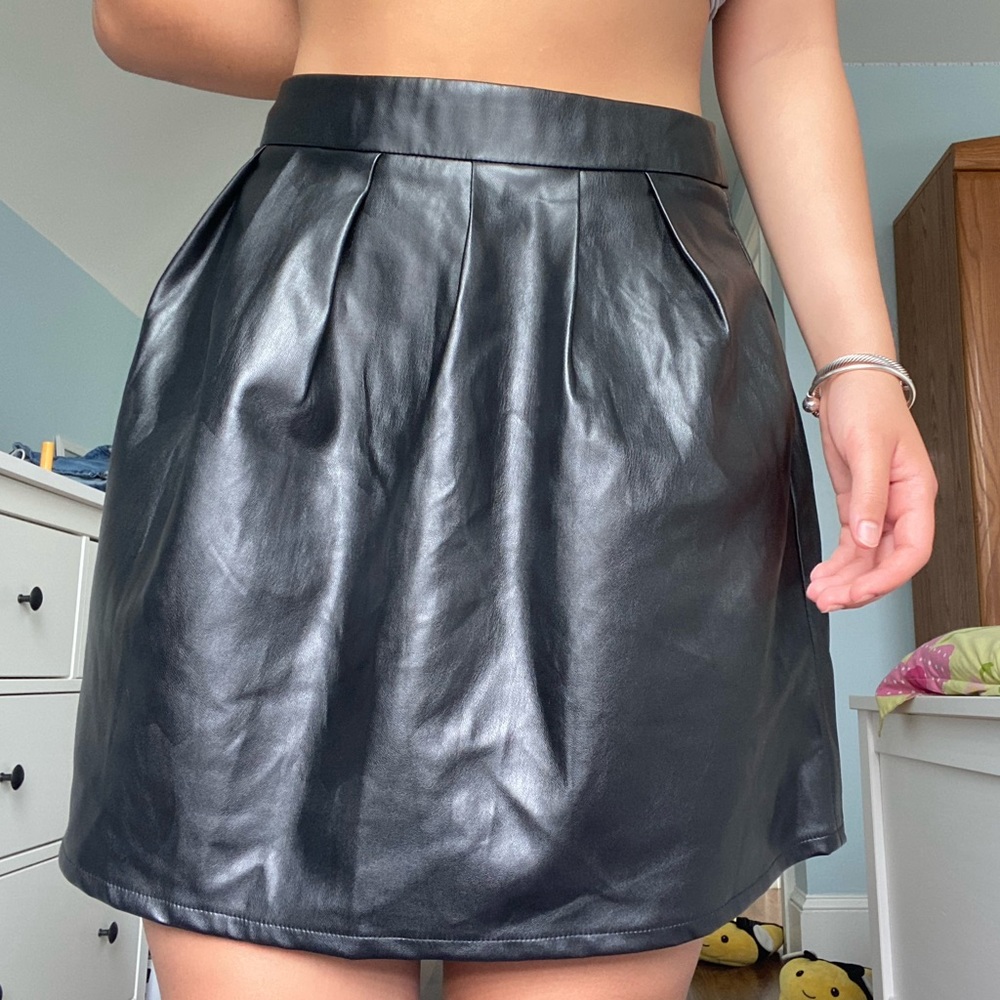 Black faux leather skirt w/ velvet inside lining